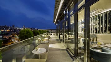 2 restaurants, international cuisine