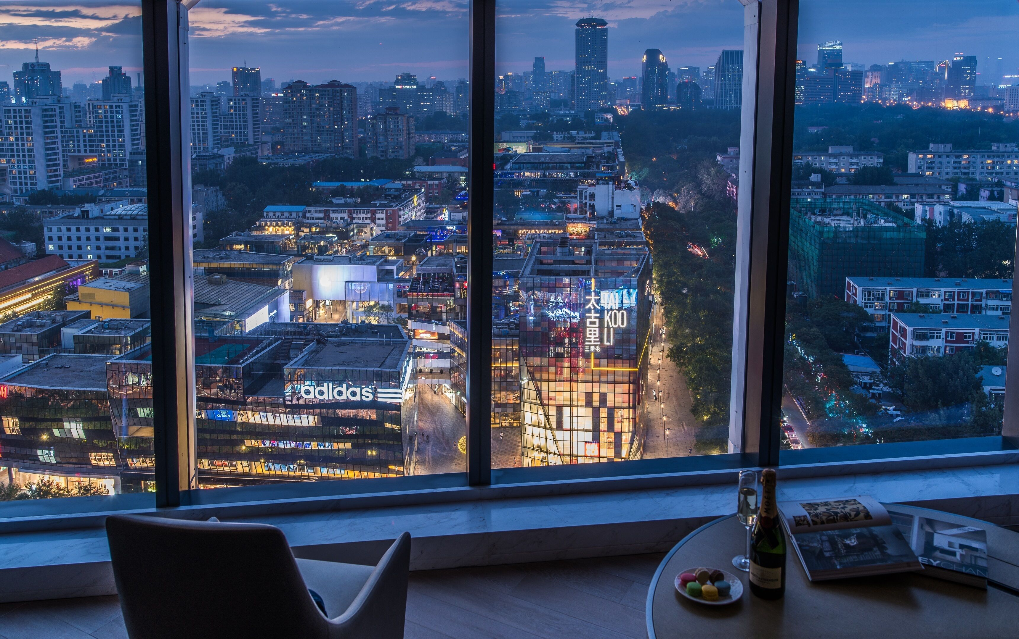 小型套房, 1 张特大床 (Sanlitun View) | 客房景观