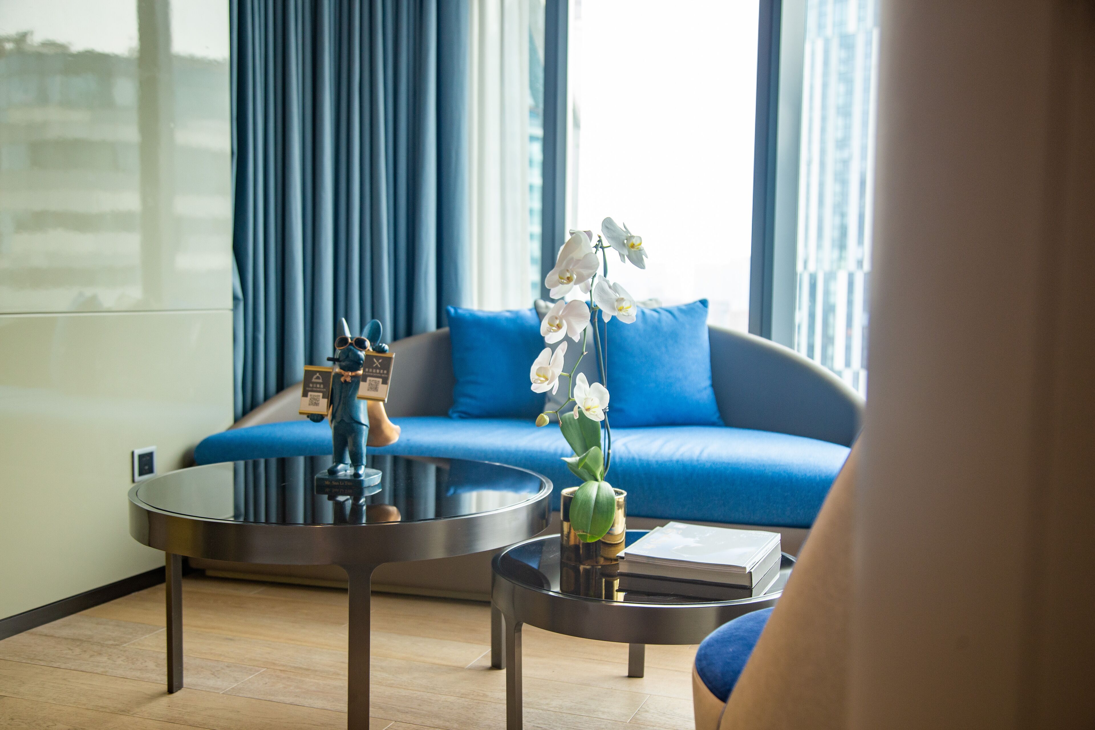 Junior Suite, 1 King Bed | Living area