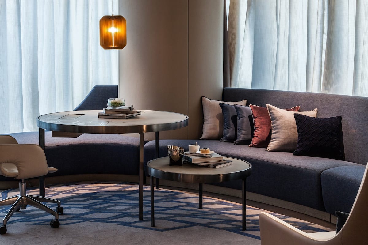 Juniorsvit - 1 kingsize-sÀng (Sanlitun View) | SÀngtillbehör av högsta kvalitet och minibar med vissa gratis produkter