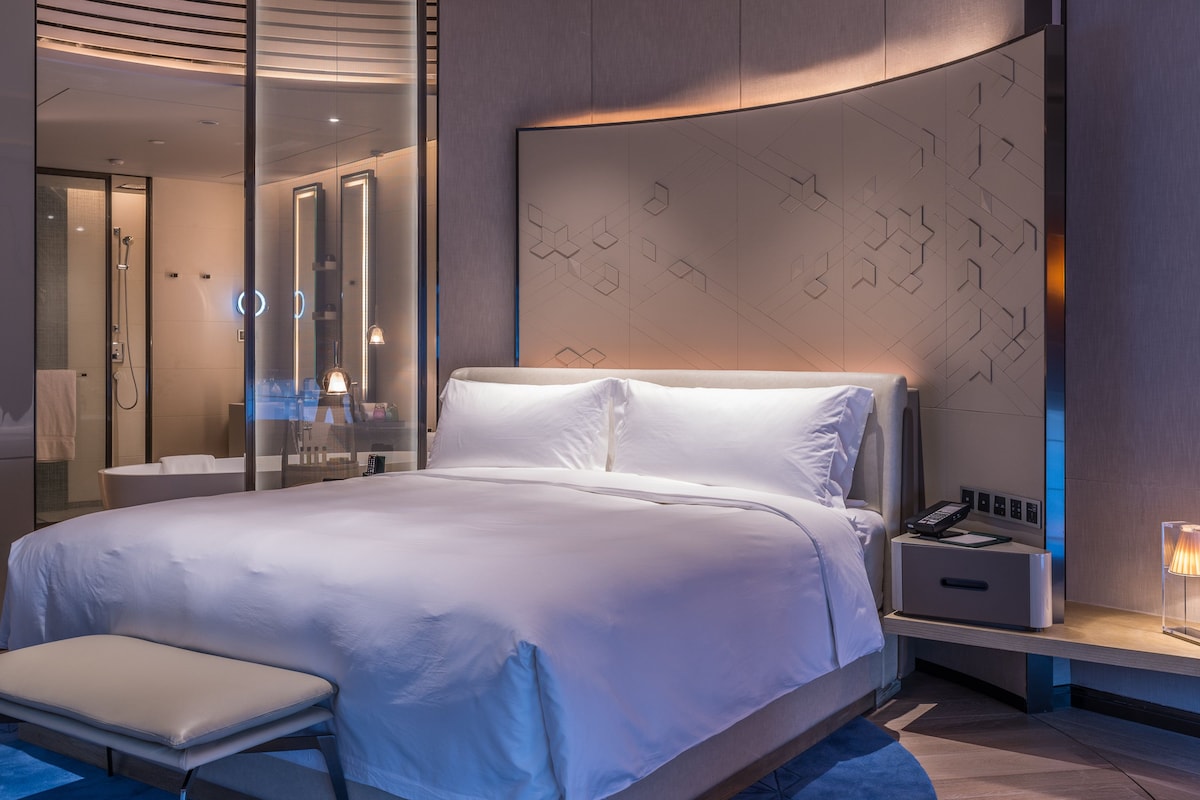 Premium bedding, free minibar items, in-room safe, desk
