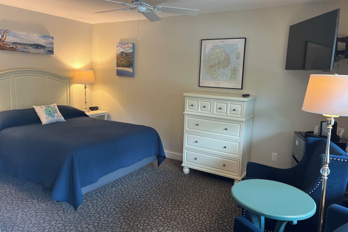 Deluxe Room, 1 Queen Bed, Refrigerator, Garden View