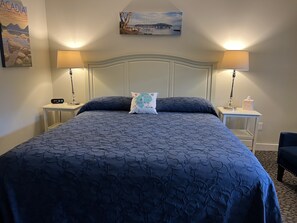 Premium bedding, pillow-top beds, in-room safe, individually decorated - Island Place (Bar Harbor)