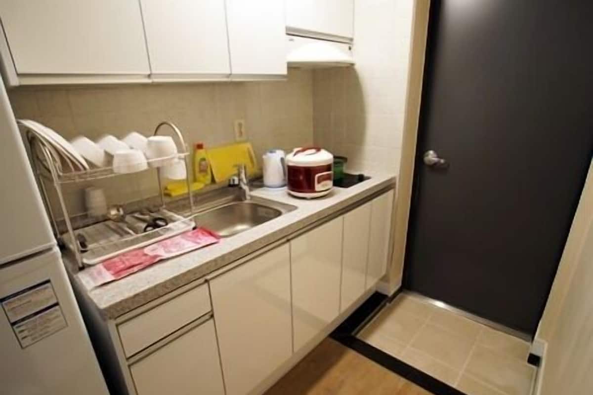 Standard Room | Private kitchen | Fridge, stovetop, coffee/tea maker