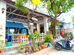 Breakfast, lunch, dinner served; Thai cuisine, ocean views - Bangrak Bungalow (Koh Samui)