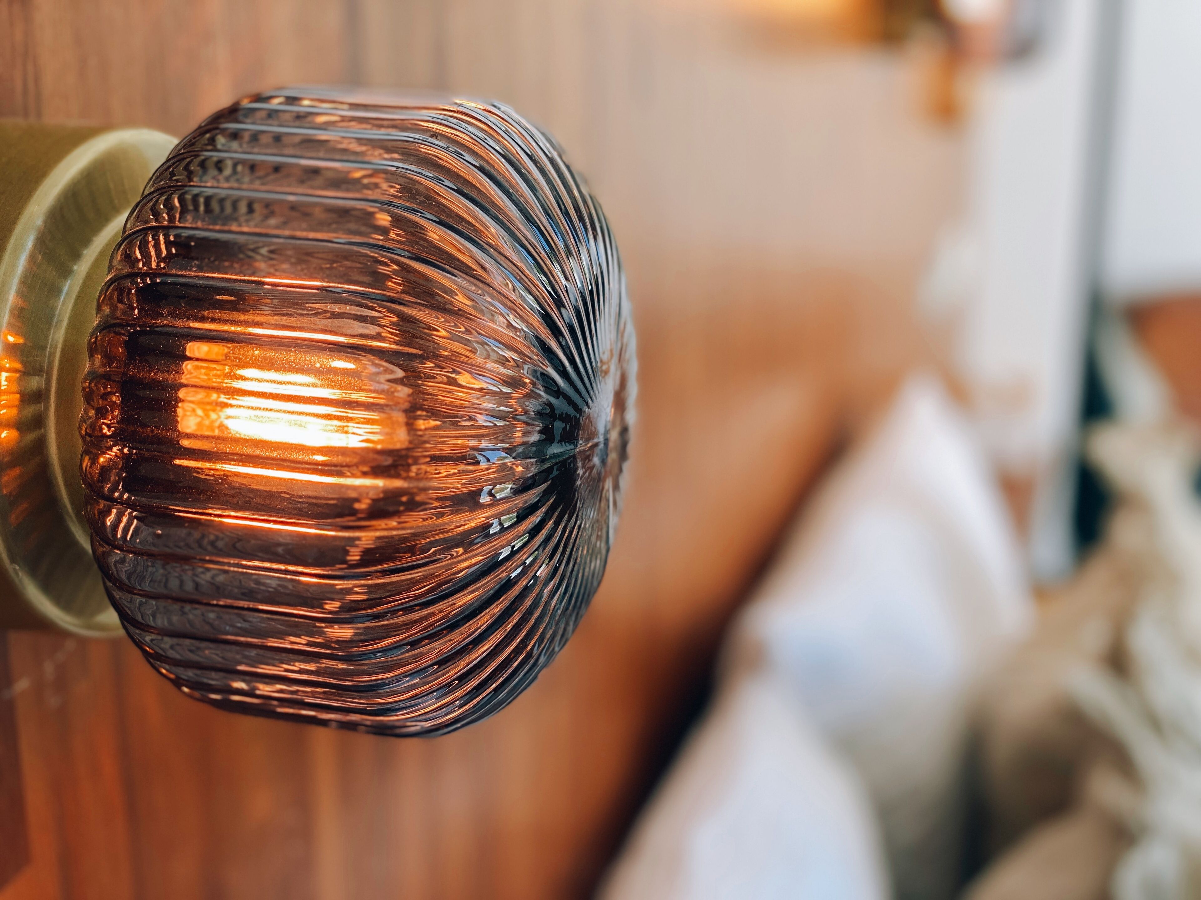 Um close-up de um lustre de vidro com uma luz quente.