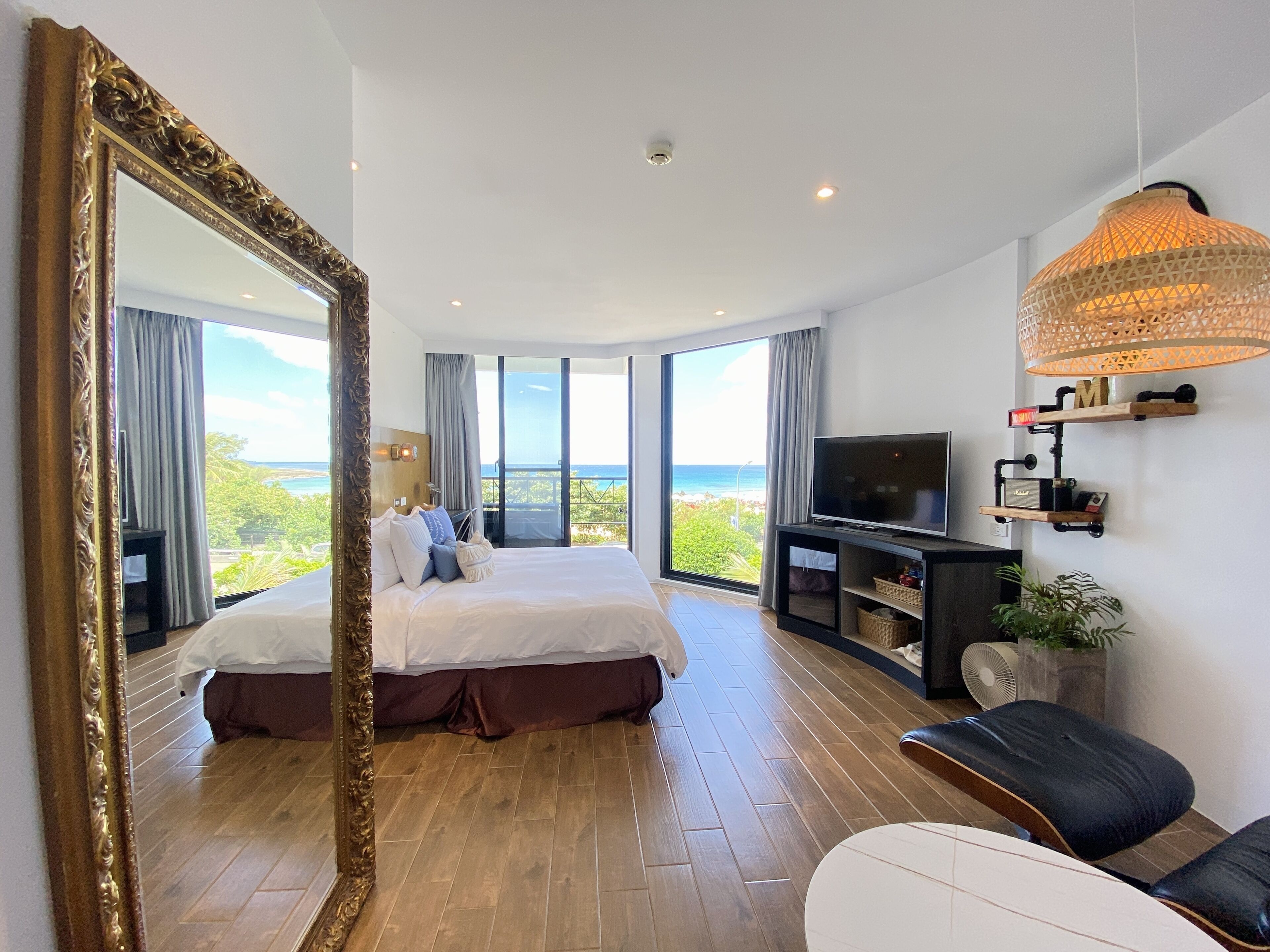 Quarto casal luxo, sacada, vista para o mar | Edredons de pluma, cortinas blackout, Wi-Fi de cortesia, roupa de cama