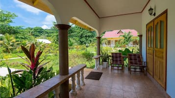 Appartement, 1 chambre, vue jardin | Coin séjour | Télévision