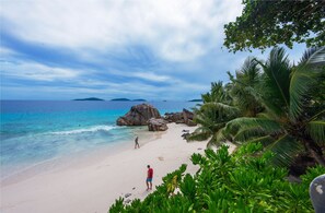 Pantai berhampiran 