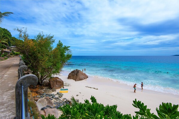 Beach nearby - Zerof Self Catering Apartments (La Digue)