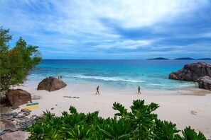 Pantai berhampiran 