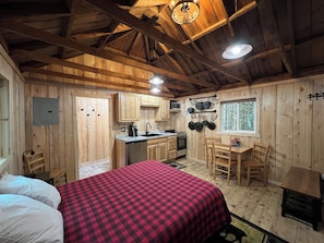 Private kitchen - Renfro's Lakeside Retreat - Cabin's and R.V. Park (Seward)