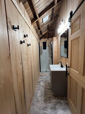 Classic Cabin, Multiple Beds, Kitchen, Ground Floor | Bathroom | Shower, free toiletries, towels, soap