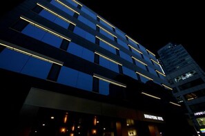 Façade de l’hébergement - soirée/nuit