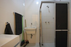 A bathroom with a shower, sink, and a towel rack. - Ribeiro 612 (Rio de Janeiro)