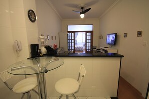 Estúdio standard, 1 quarto, cozinha americana, ao lado da praia | Opções para refeição no quarto