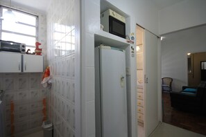 Apartamento standard, 1 quarto, geladeira e micro-ondas | Cozinha privada | Geladeira grande, micro-ondas, cooktop, cafeteira/chaleira