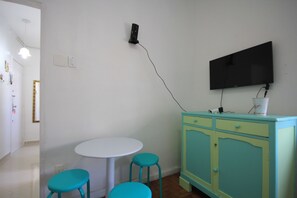 Apartamento standard, 1 quarto, geladeira e micro-ondas | Sala de estar | TV de tela plana