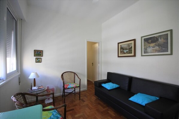 Apartamento standard, 1 quarto, geladeira e micro-ondas | Sala de estar | TV de tela plana
