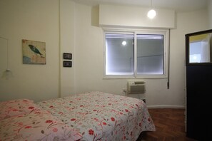 Apartamento standard, 1 quarto, geladeira e micro-ondas | Ferros/tábuas de passar roupa, Wi-Fi de cortesia, roupa de cama