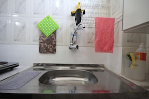 Apartamento standard, 1 quarto, geladeira e micro-ondas | Cozinha privada | Geladeira grande, micro-ondas, cooktop, cafeteira/chaleira