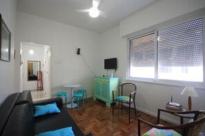 Apartamento estándar, 1 habitación, frigorífico y microondas | Sala de estar | Una televisión de pantalla plana