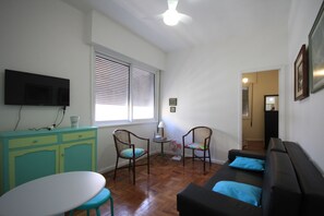 Standard-Apartment, 1 Schlafzimmer, Kühlschrank und Mikrowelle | Wohnzimmer | Flachbildfernseher