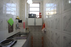 Standard Apartment, 1 Bedroom, Refrigerator & Microwave | Private kitchen | Full-sized fridge, microwave, stovetop, coffee/tea maker - Julio 908 (Rio de Janeiro)