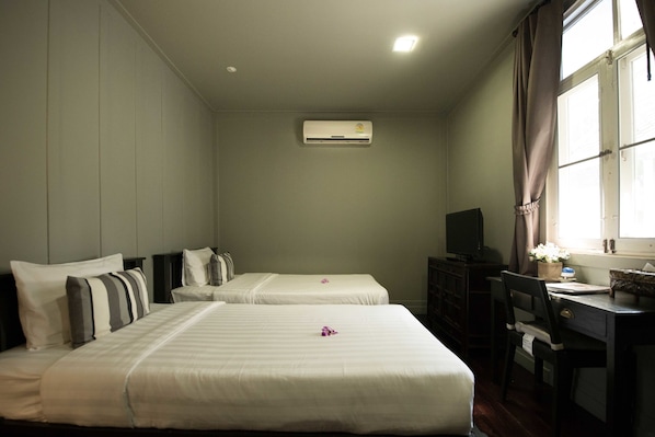 Superior - Private Bathroom Outside | Een bureau, gratis wifi, beddengoed