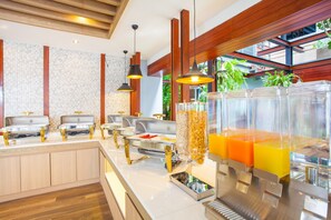 Café da manhã com buffet todos os dias (THB 200 por pessoa)