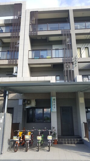 Escritorio, cunas, wifi gratis y ropa de cama 