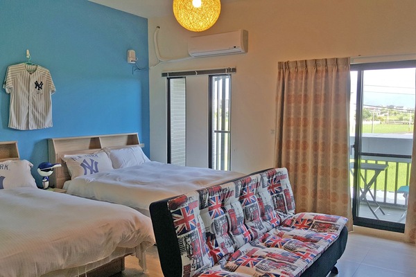 Escritorio, cunas, wifi gratis y ropa de cama