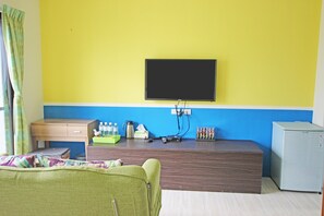 Escritorio, cunas, wifi gratis y ropa de cama 