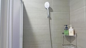 Quadruple Room (With Shower) | Bathroom shower - SportsHome B&B (Sanxing)