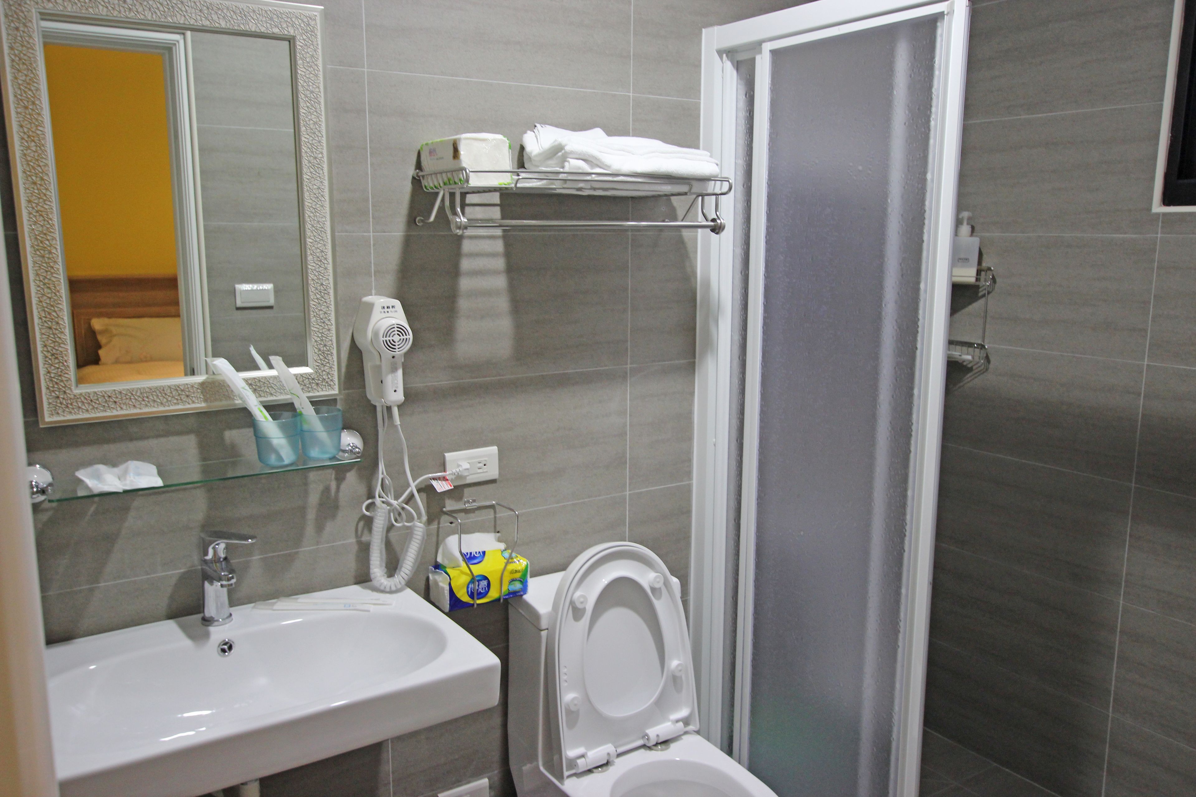 Ein Badezimmer mit Waschbecken, Toilette und Spiegel.