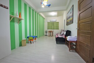 Escritorio, cunas (de pago), wifi gratis y ropa de cama