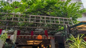 A two-story building with a balcony and a restaurant at the ground level. - New Siam I (Bangkok)