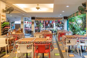 Se sirven desayunos, comidas, cenas y cocina tailandesa