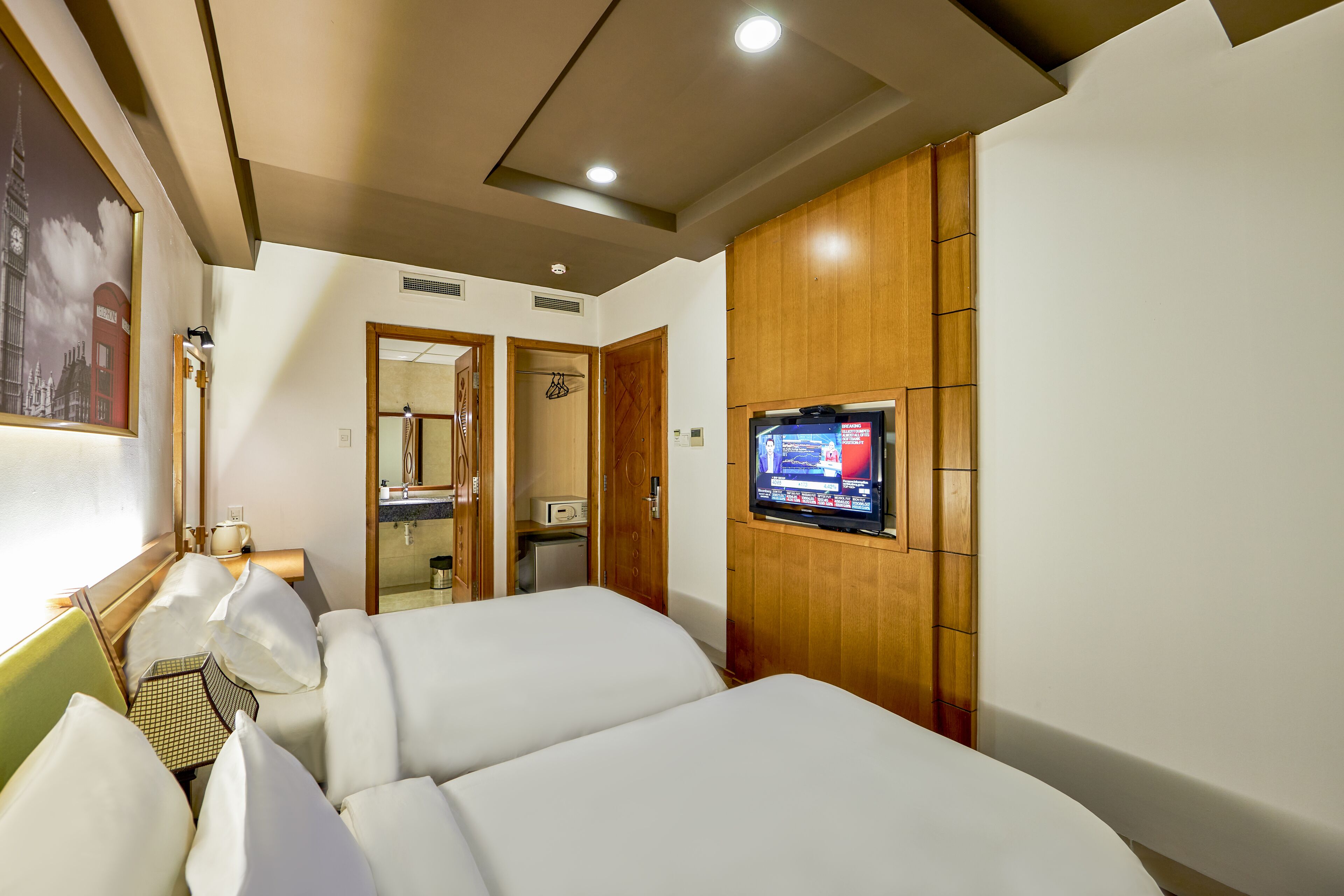 deluxe twin room with complimentary daily snack | 1 bedroom, minibar, in-room safe, desk