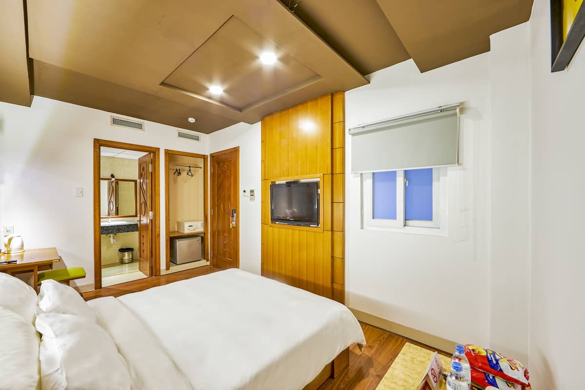 Deluxe Double Room with complimentary daily snack | Minibar, in-room safe, desk, laptop workspace