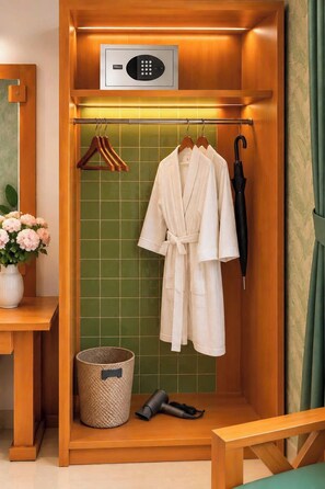 Un baño con toallero, secador de pelo y cesta.