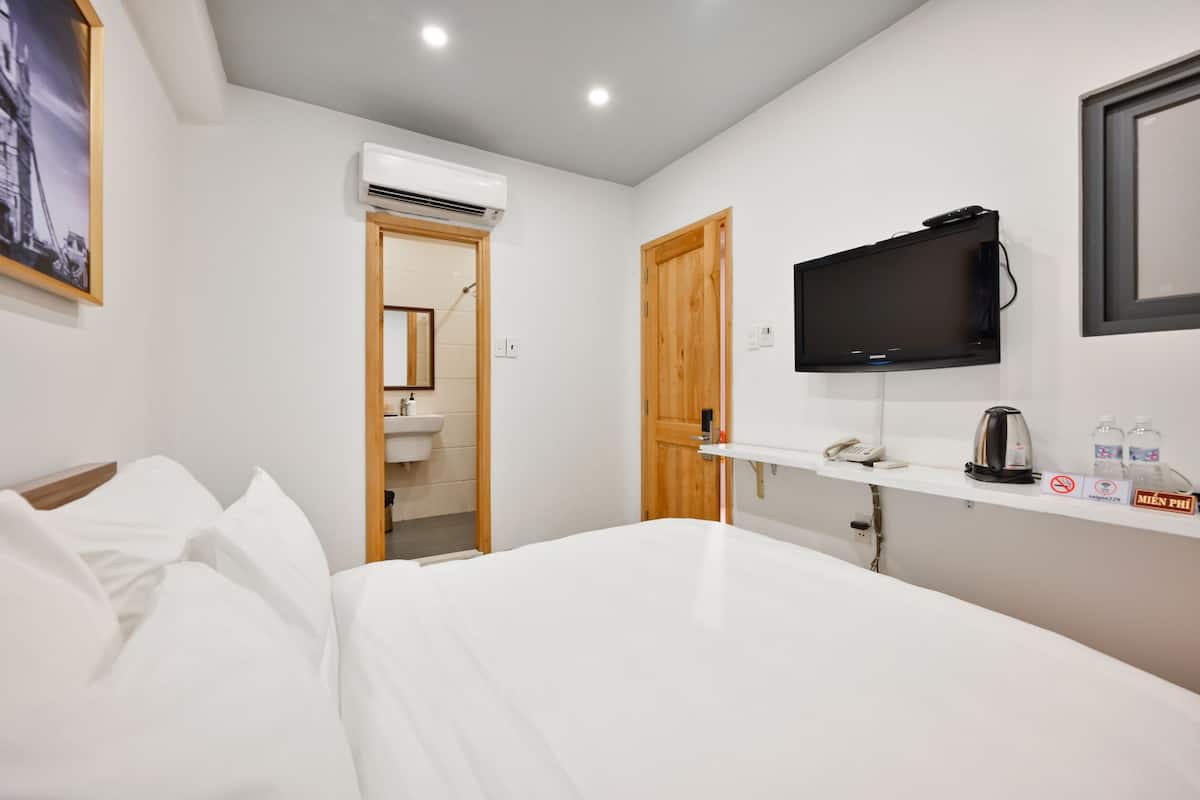 Superior Twin Room with complimentary daily snack | Minibar, in-room safe, desk, laptop workspace
