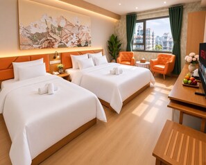 Une chambre d’hôtel avec deux lits, un bureau, une chaise, une télévision et une grande fenêtre avec des rideaux.
