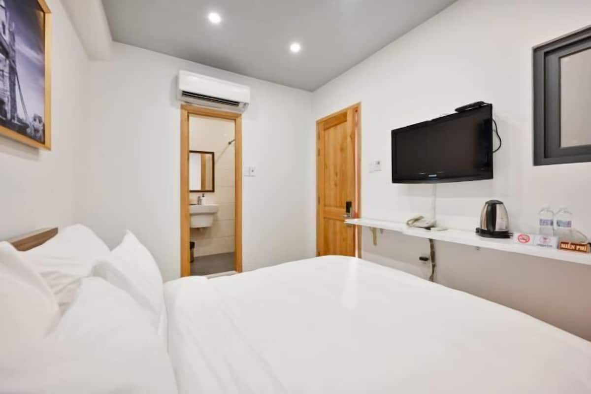 Minibar, in-room safe, desk, laptop workspace