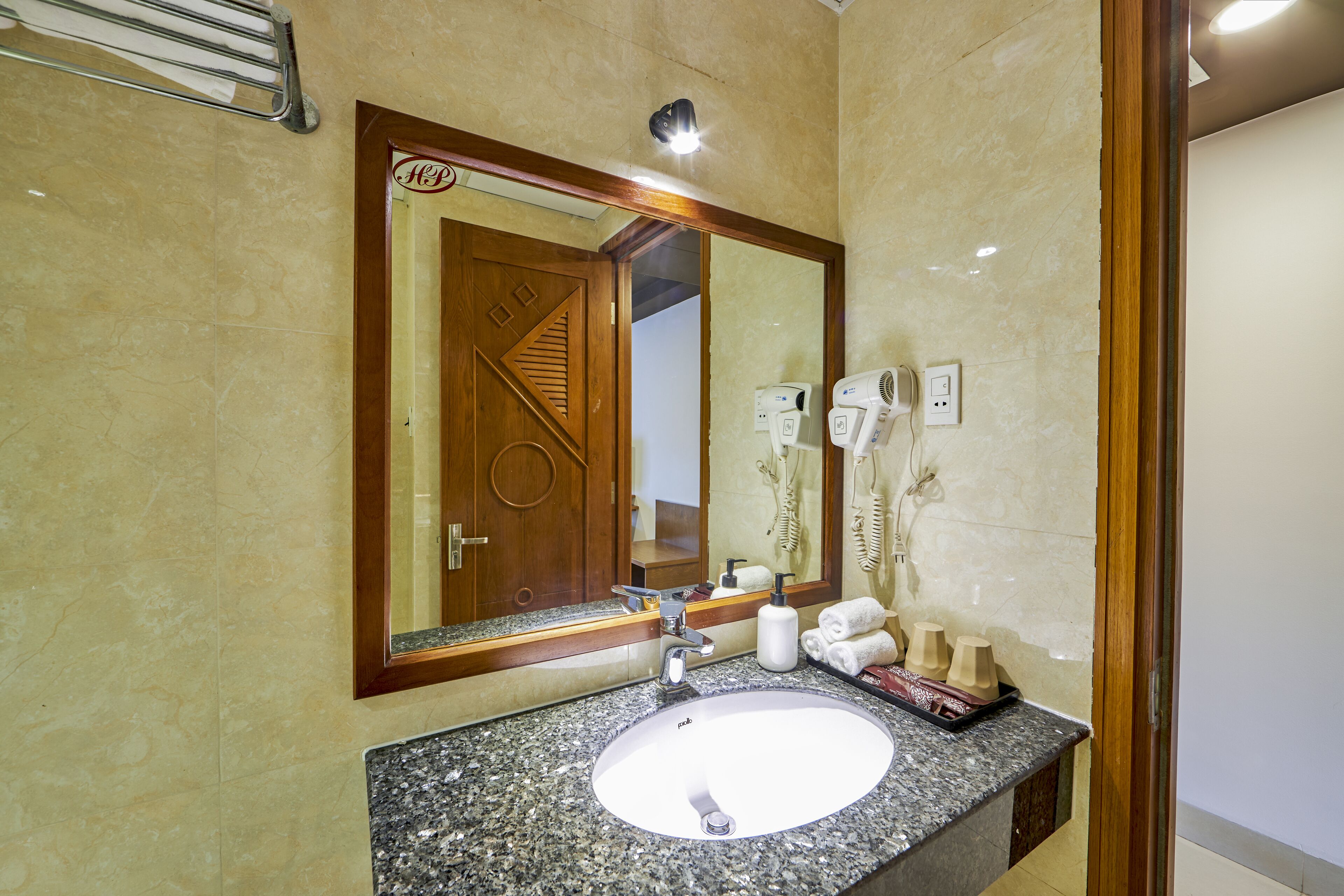 rainfall showerhead, free toiletries, hair dryer, slippers