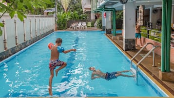 Piscine extérieure, chaises longues