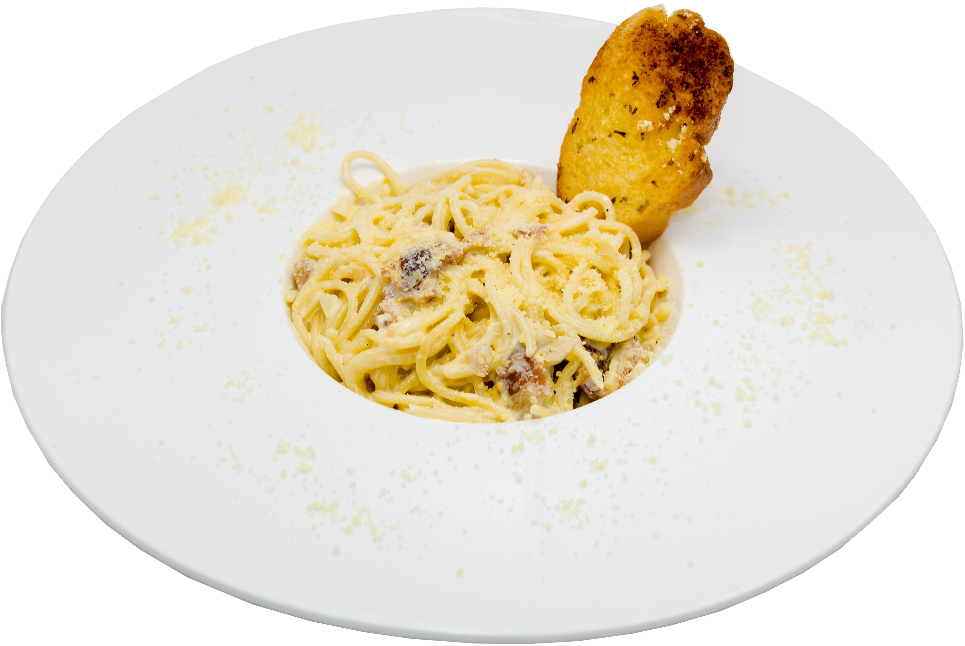 Eine Portion Spaghetti mit einer Scheibe geröstetem Brot auf einem weißen Teller.
