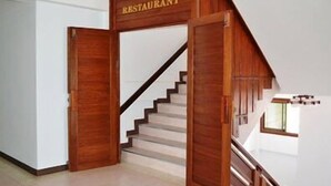 Una escalera de madera con un letrero que dice 'RESTAURANT'.