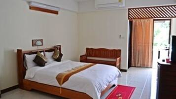 Standard Double Room | Minibar, in-room safe, desk, iron/ironing board
