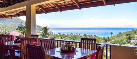 Serveert ontbijt, lunch, diner, internationale gerechten